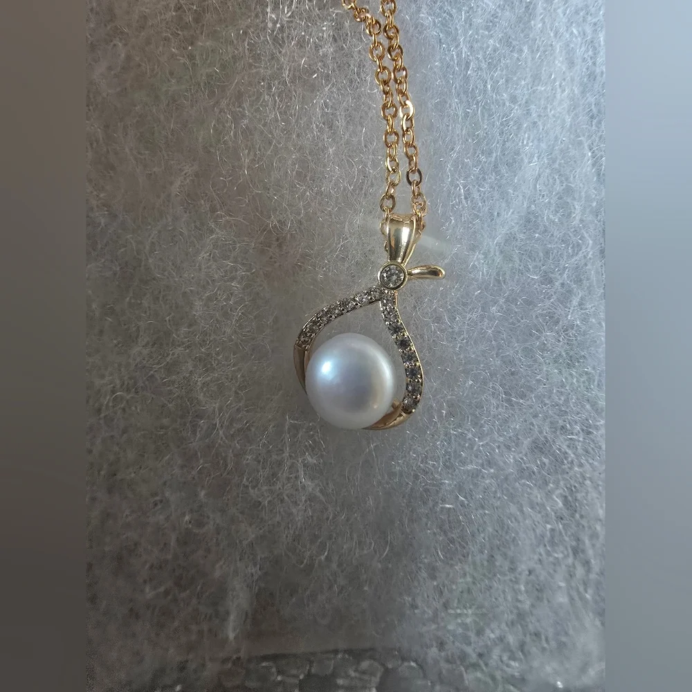 Elegant Gold and White Pearl Pendant Necklace - Picture 3 of 4